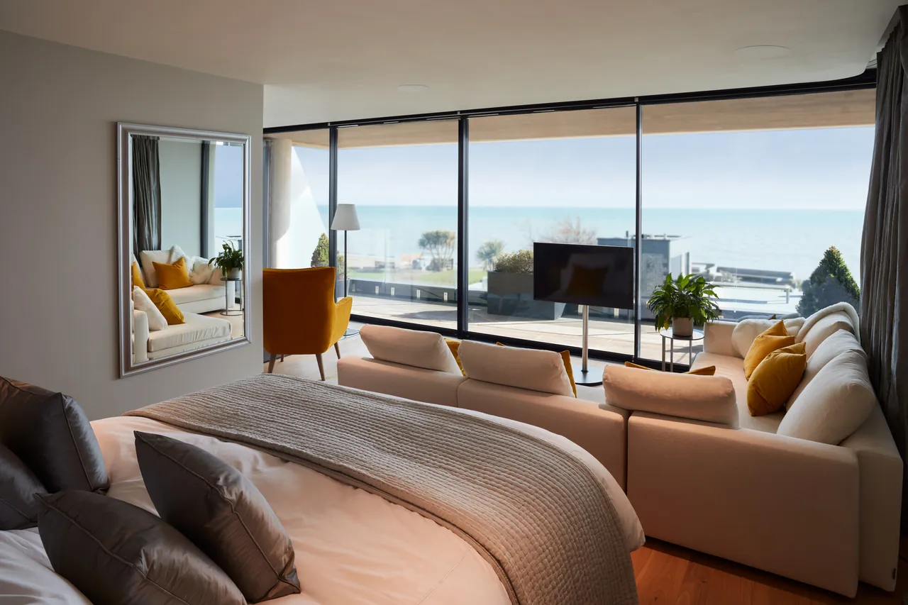 Chambre avec enceintes encastrées au plafond