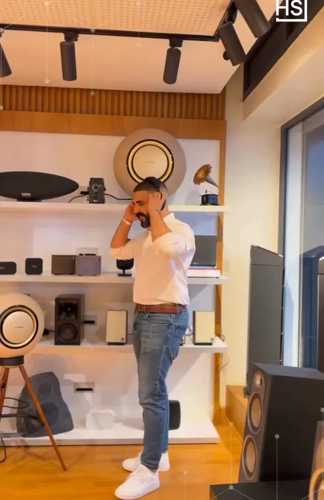 Un membre de l'équipe HomeSolutions dans le showroom