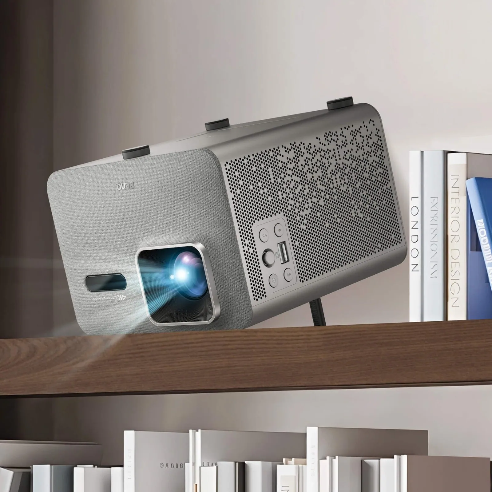 Vidéoprojecteur BenQ TK705STi posé sur une étagère, entre des livres