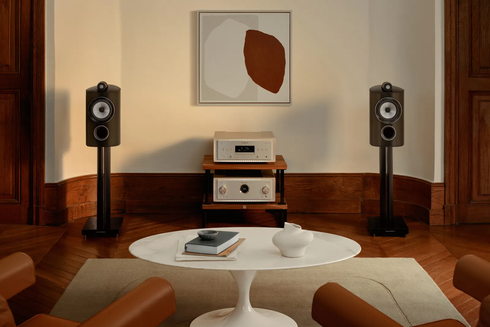 Enceintes Bowers & Wilkins 805 D5 sur pieds dans un salon