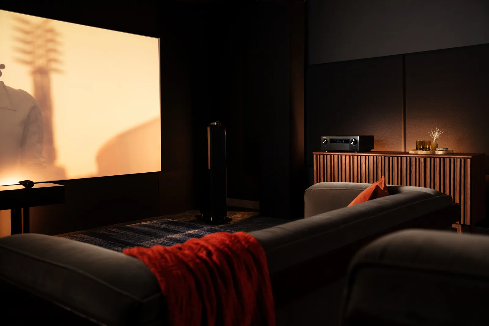 Amplificateur home cinéma Denon AVC-X6800H dans une salle de projection