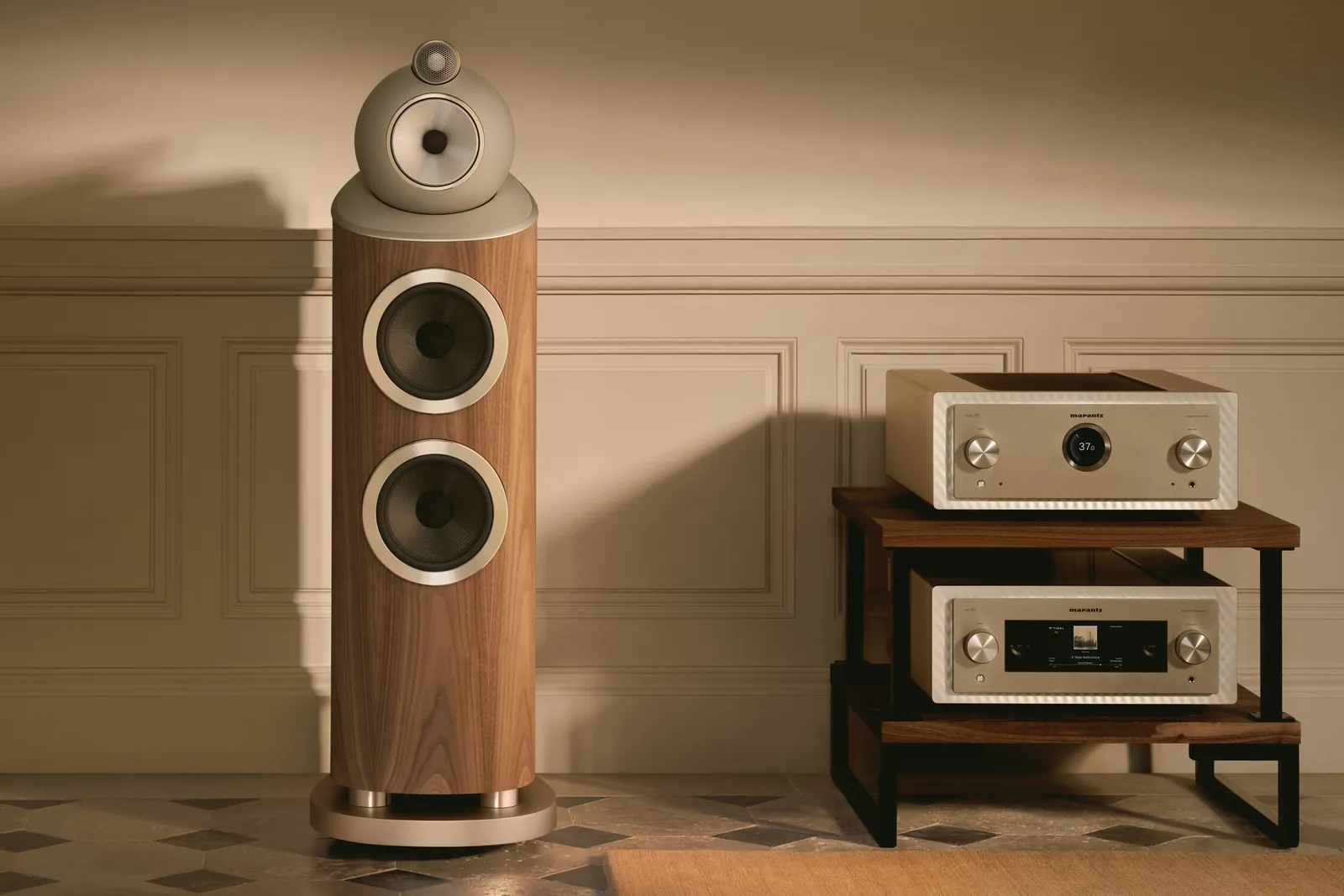 Enceinte Bowers & Wilkins 803 D5 et électroniques Marantz dans un salon