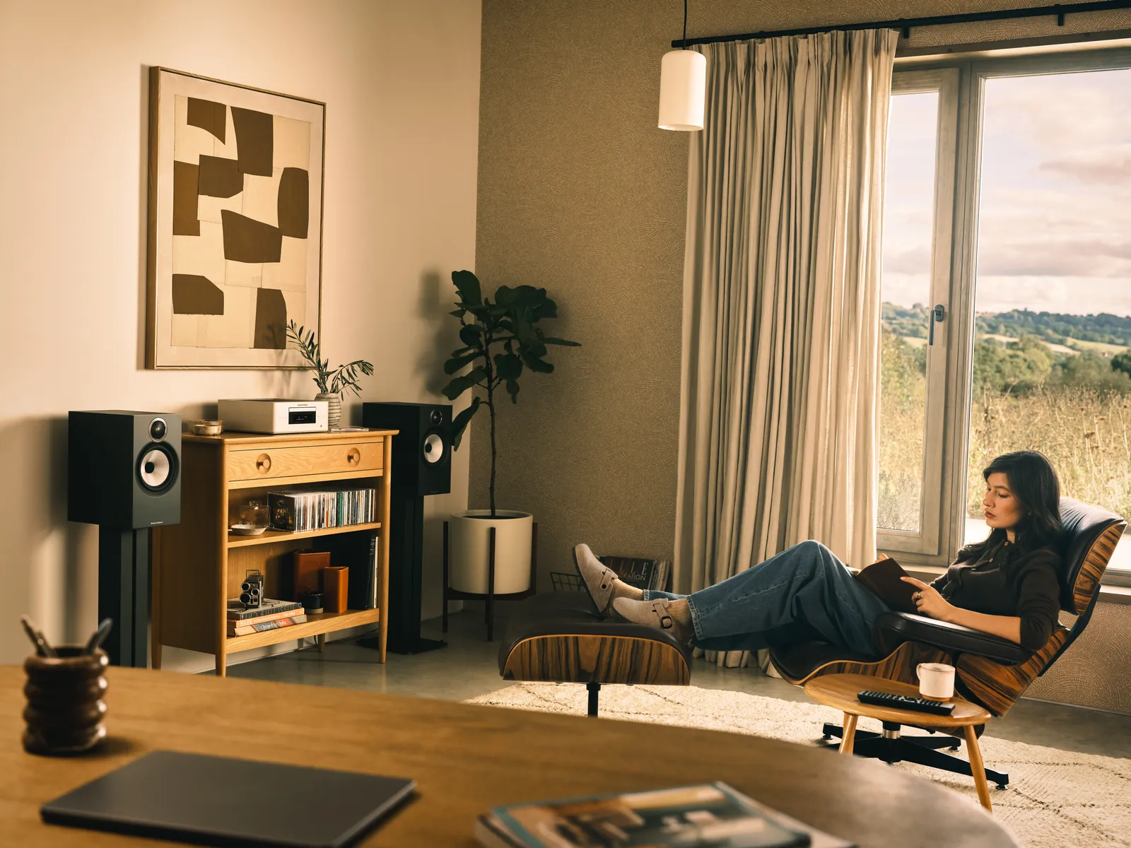 Système Marantz MCR 60n dans un salon, une personne écoute de la musique