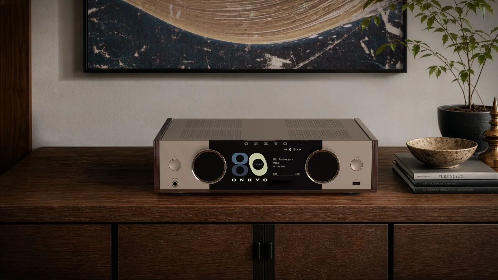 Amplificateur Onkyo de la série anniversaire posé sur un meuble