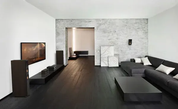 Colonnes Klipsch Reference Premiere et ampli sur meuble bas dans un salon, avec la TV