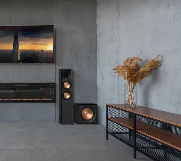 Colonne Klipsch R-600F et caisson sous une TV murale