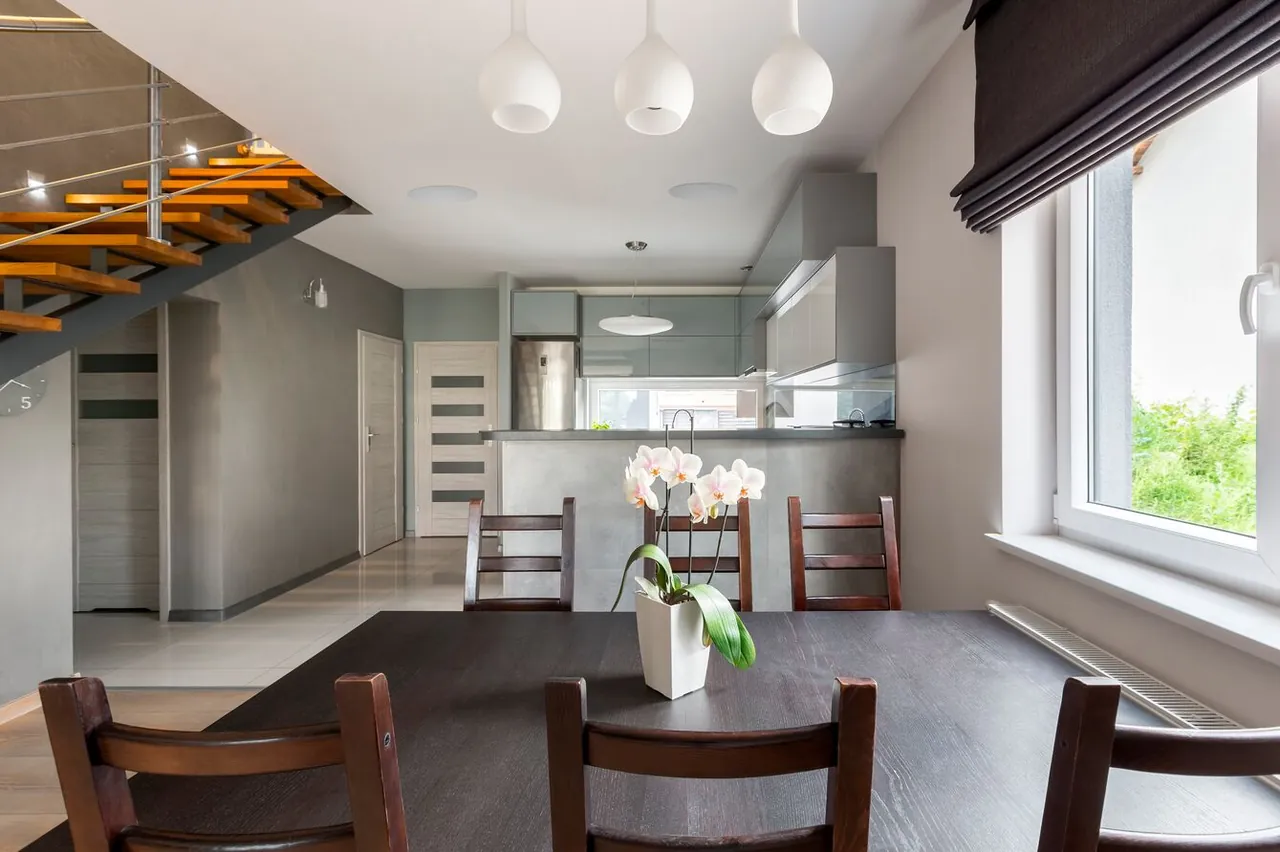 Cuisine et salle à manger avec enceintes Klipsch encastrées au plafond