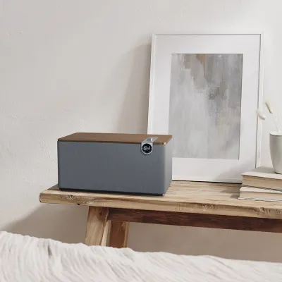 Enceinte active Bluetooth Klipsch The Three Plus Walnut pour salon ou bureau, 120 W, 2.1, USB-C audio, phono pré-amplifié et mode chaînage multiroom.