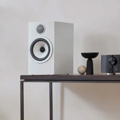 Enceinte bibliothèque Bowers & Wilkins 706 S3 Satin White installation