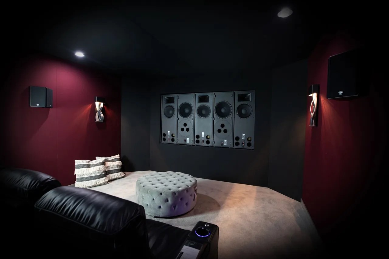 Klipsch : murs habillés de tissu, enceintes encastrées au mur de l'écran.