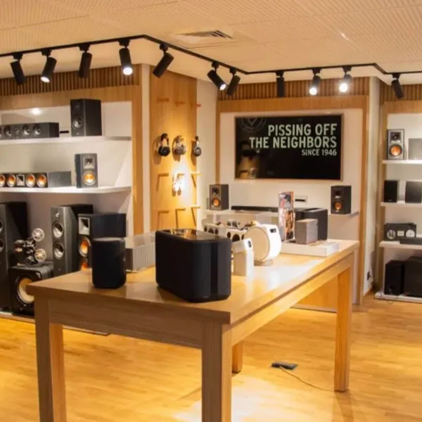 Espace de démonstration d'un showroom HomeSolutions : enceintes, électroniques et casques