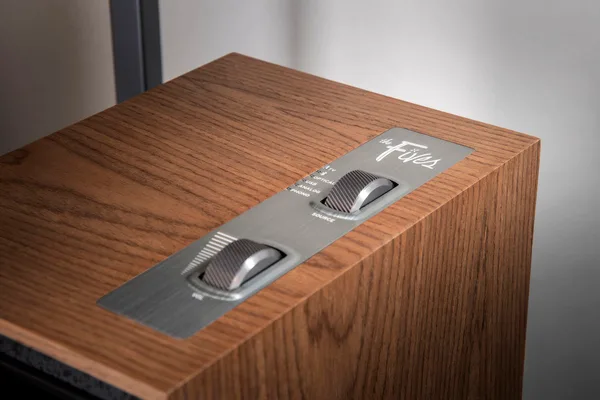 Enceintes Hi-Fi Klipsch The Fives Enceintes Hi-Fi Klipsch The Fives pour home cinéma et musique. 2x80 W RMS, Bluetooth 5.0, HDMI ARC et DAC 24 bits pour un son clair et immersif