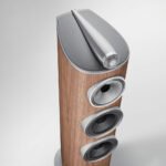 Enceinte colonne Bowers & Wilkins 804 D4 Satin Walnut vue de haut du coffret et du haut-parleur